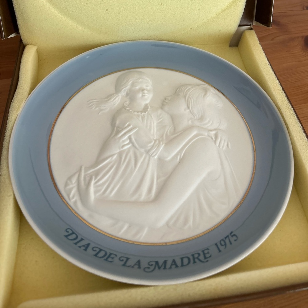 Lladro "Dia De La Madre 1975” Mother's Day Decorative Plate